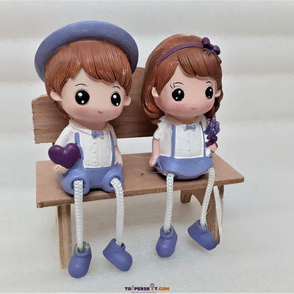 Sweet Love Couple Sitting on Bench Figurine – Hanging Legs Dolls  (Pack of 1)